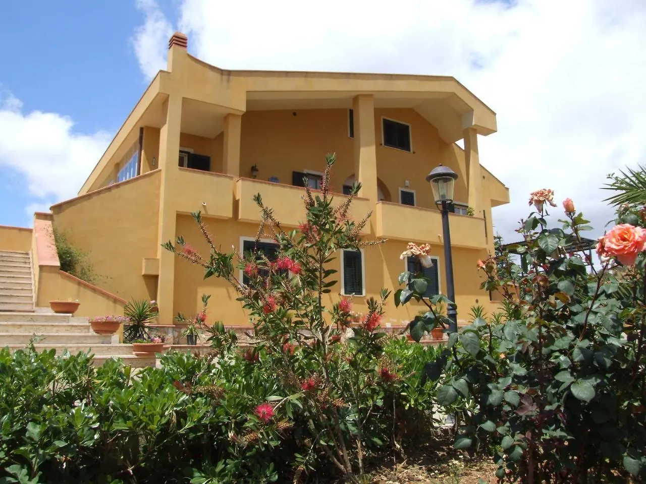 B & B S. Elia Villa Surrounded By Greenery Inside The Historic Dubini Park San Cataldo
